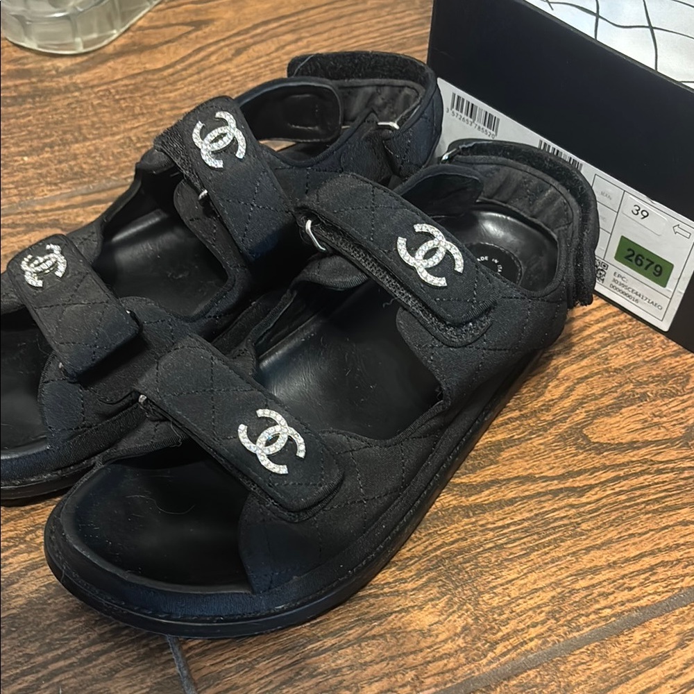 CHANEL Black Sandals with Interlocking CC Logo - Picture 4 of 5